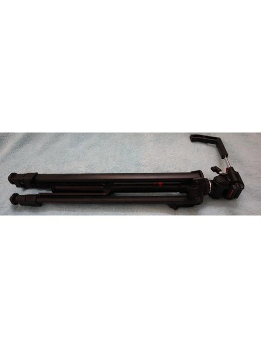 Tundra Video Ultima 66 Tripod Complete. Great Condition. With a pan/tilt head.